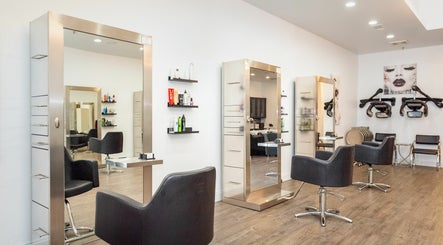 Moochini Hair Salon imaginea 3