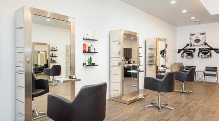 Moochini Hair Salon зображення 3