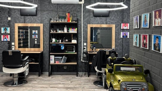 Interior of Realmedvedev Barbershop Fama in Narva, Ida-viru Maakond, EE showcasing stylish workstations.