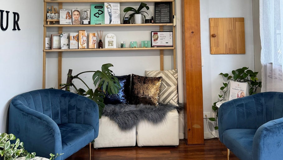 Stylish waiting area at OM Spa & Beauty, Melbourne, Victoria, AU, featuring cozy seating and modern decor.
