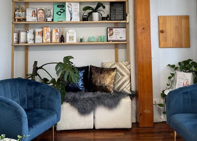 Stylish waiting area at OM Spa & Beauty, Melbourne, Victoria, AU, featuring cozy seating and modern decor.