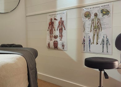 Salle de massage avec affiches anatomiques chez Propulsion Sportive, Blainville, Québec, CA.