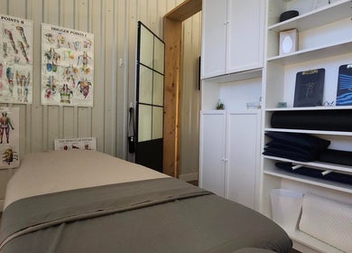 Salle de massage chez Propulsion Sportive, Blainville, Québec, CA, avec équipements de bien-être.