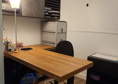 Bureau moderne et épuré chez Propulsion Sportive à Blainville, Québec, CA, propice à la concentration.