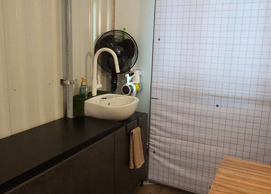 Lavabo moderne à Propulsion Sportive, Blainville, Québec, CA, offrant un cadre élégant et fonctionnel.