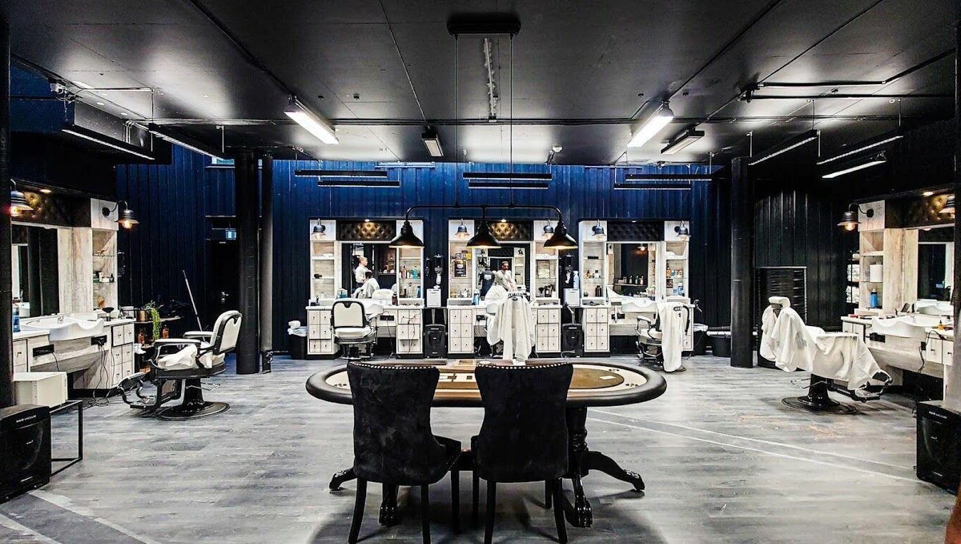 Elegant interiør i Edge Barbershop Trondheim, Trondheim, Trøndelag, NO med stoler og speil.