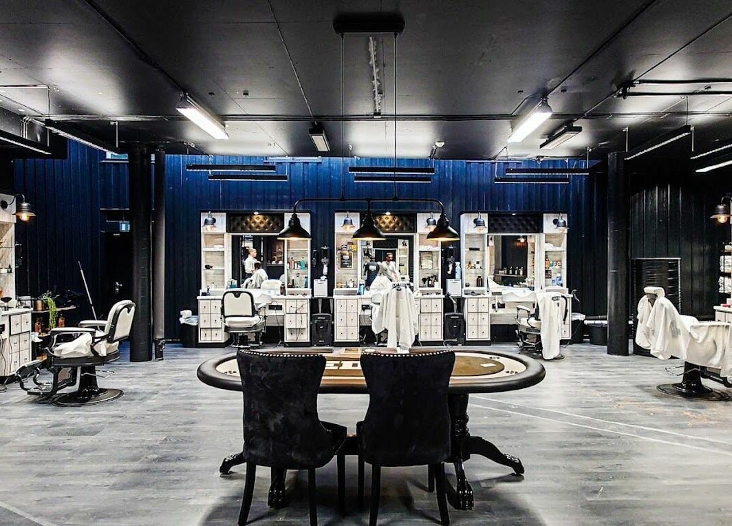 Elegant interiør i Edge Barbershop Trondheim, Trondheim, Trøndelag, NO med stoler og speil.