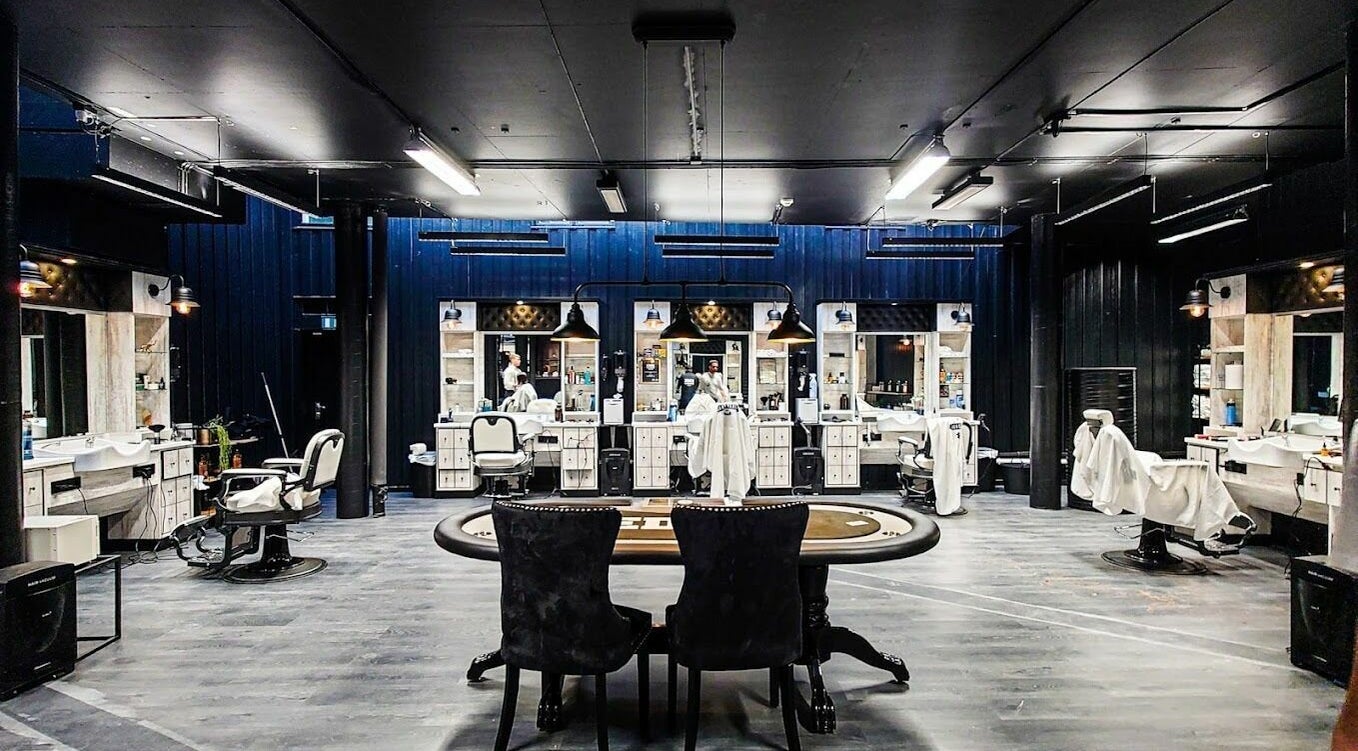 Elegant interiør i Edge Barbershop Trondheim, Trondheim, Trøndelag, NO med stoler og speil.