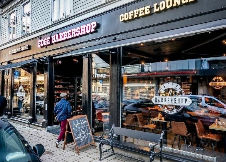 Fronten av Edge Barbershop Trondheim, en stilfull barbershop og kafé i Trondheim, Trøndelag, NO.