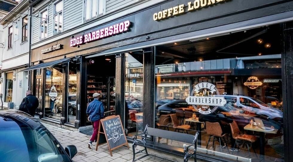 Fronten av Edge Barbershop Trondheim, en stilfull barbershop og kafé i Trondheim, Trøndelag, NO.