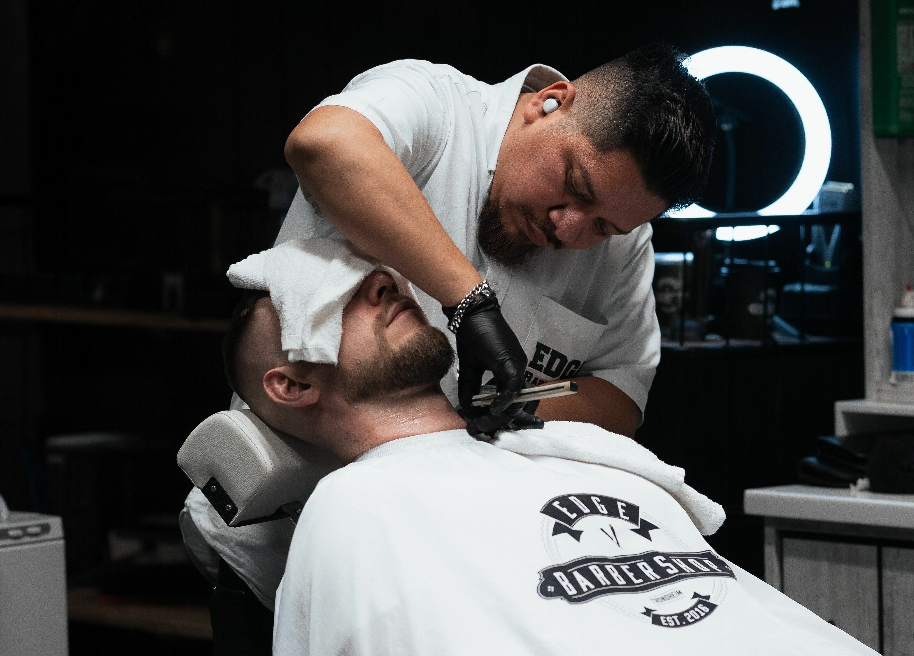 Barberer på Edge Barbershop Trondheim gir en nøye stell i Trondheim, Trøndelag, NO