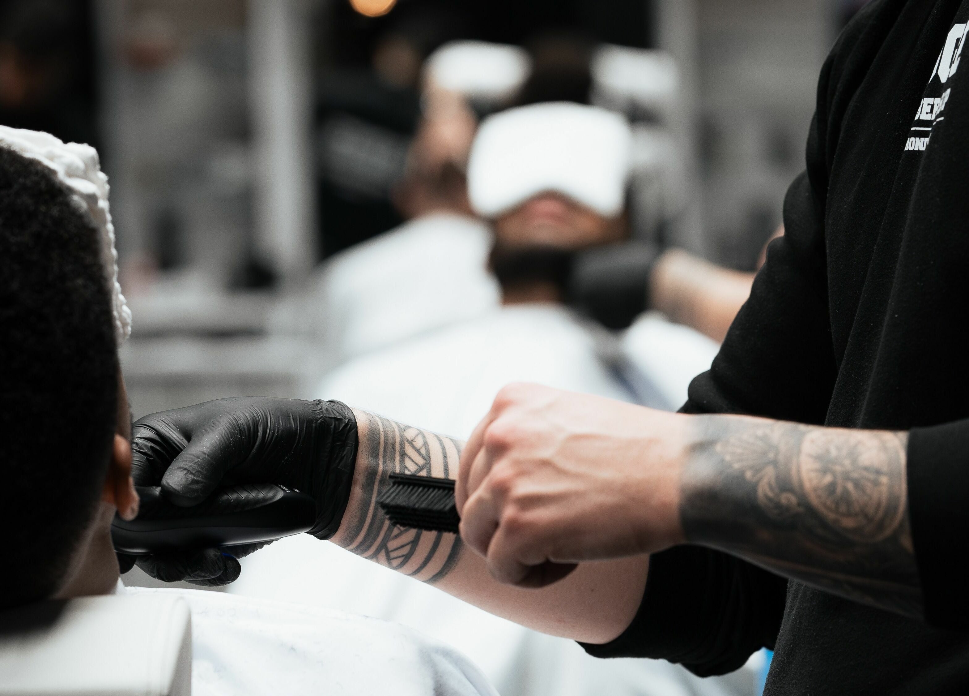 Profesjonell frisør gir hårklipp hos Edge Barbershop Trondheim, Trøndelag, NO.
