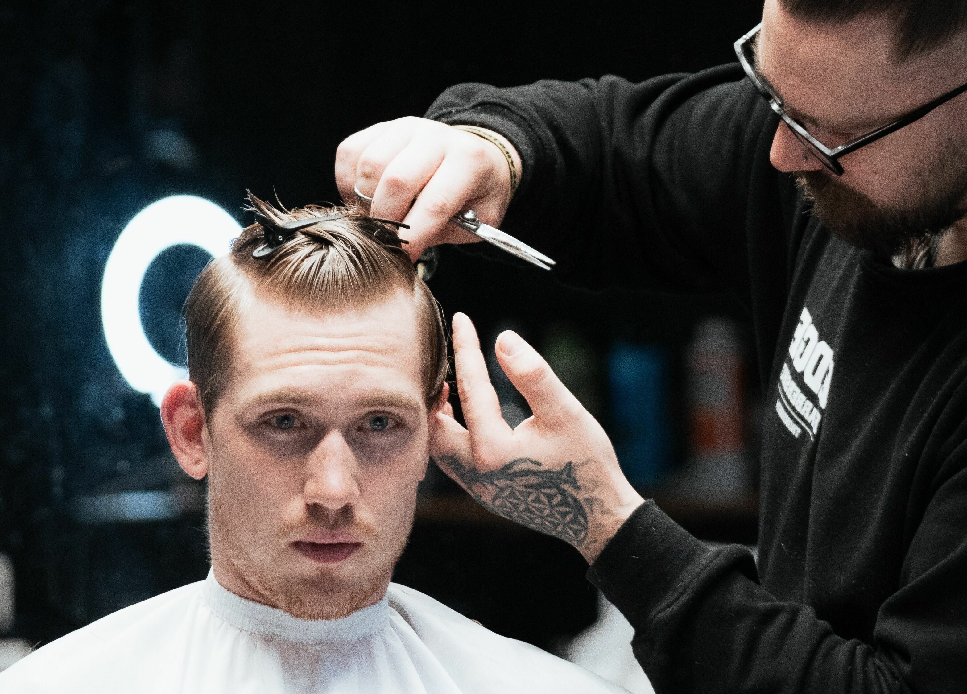 Frisørklipp på Edge Barbershop Trondheim i Trondheim, Trøndelag, NO for en stilig look.