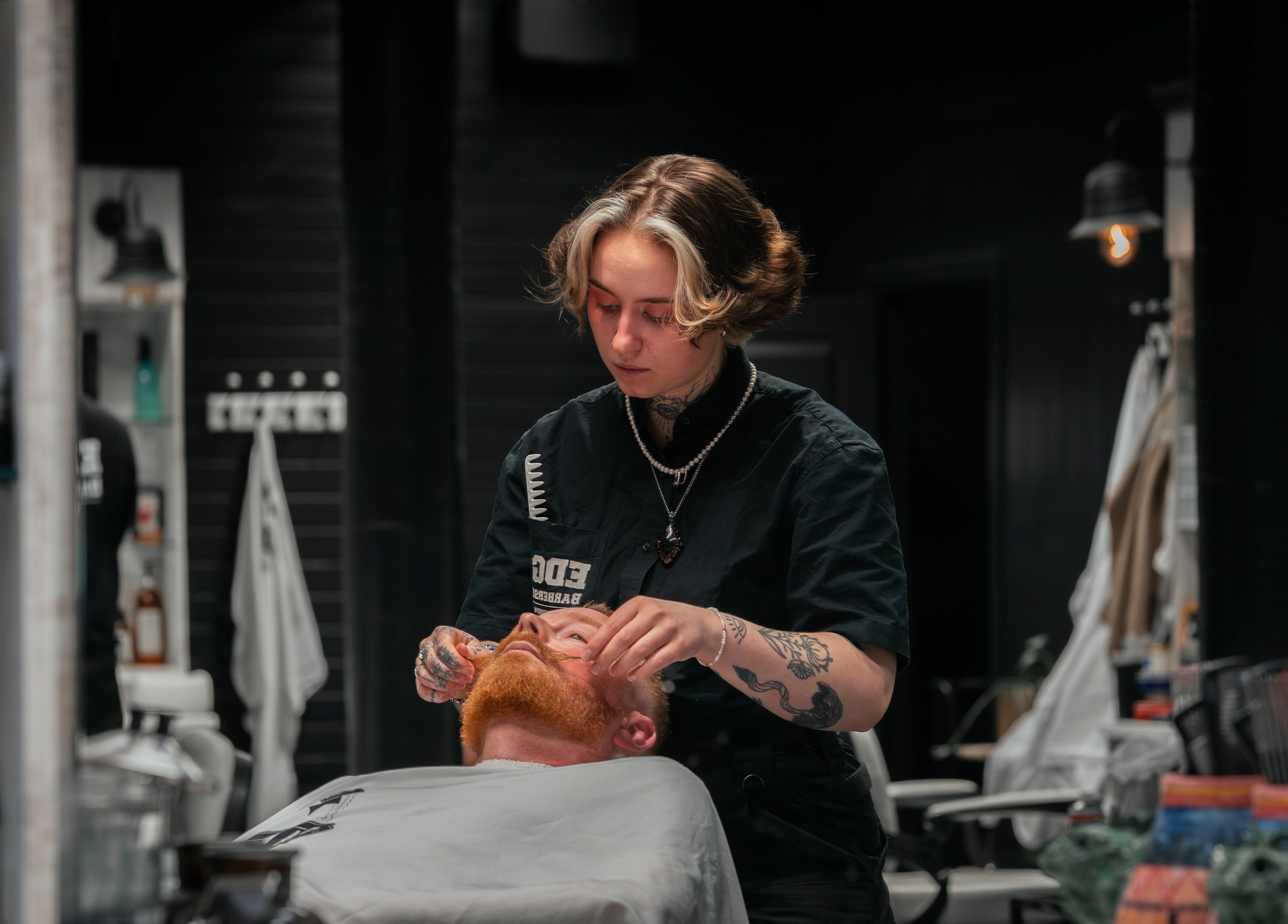 Frisør gir skjeggpleie til kunde på Edge Barbershop Trondheim, Trondheim, Trøndelag, NO.