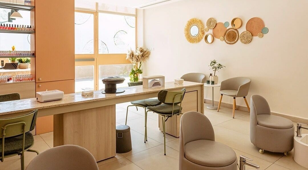 Bright and elegant interior of Calamantina Rabia, Amman, Amman Governorate, JO featuring chic seating and decor.