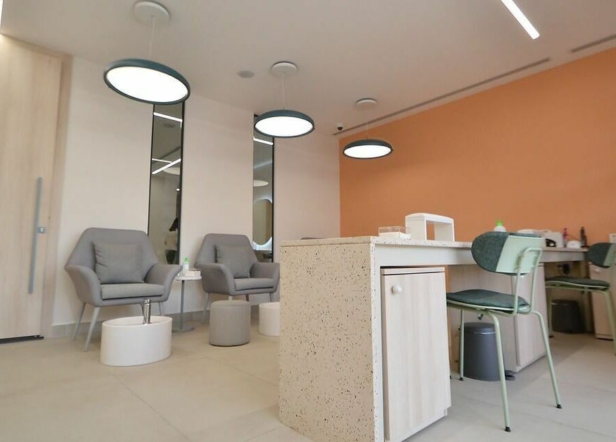 Bright, modern lounge of Calamantina Rabia, Amman with stylish seating and soft lighting.