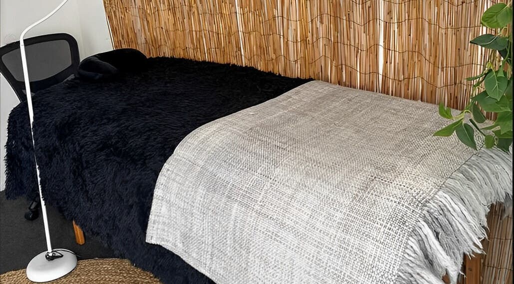 Relaxing lash extension room at Sister Lashes, Auckland, Auckland, NZ with a cozy bed and natural decor.