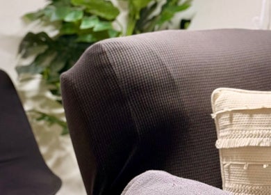 Sillón cómodo con cojín en Ori González Studio, Santiago, Región Metropolitana, CL.