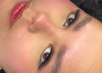 Acercamiento a cejas y maquillaje en Ori González Studio, Santiago, Región Metropolitana, CL.
