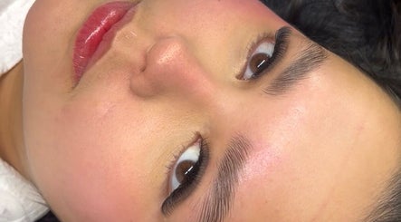 Acercamiento a cejas y maquillaje en Ori González Studio, Santiago, Región Metropolitana, CL.