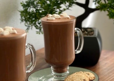Bebida de chocolate con malvaviscos en mesa de Ori González Studio, Santiago, Región Metropolitana, CL.