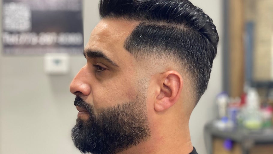 Sleek fade haircut at Johnnyblades in Chicago, Illinois, US, showcasing expert barbering skills.