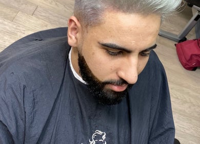 Modern silver fade haircut at Johnnyblades, Chicago, Illinois, US, showcasing expert grooming skills.