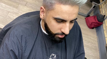 Modern silver fade haircut at Johnnyblades, Chicago, Illinois, US, showcasing expert grooming skills.