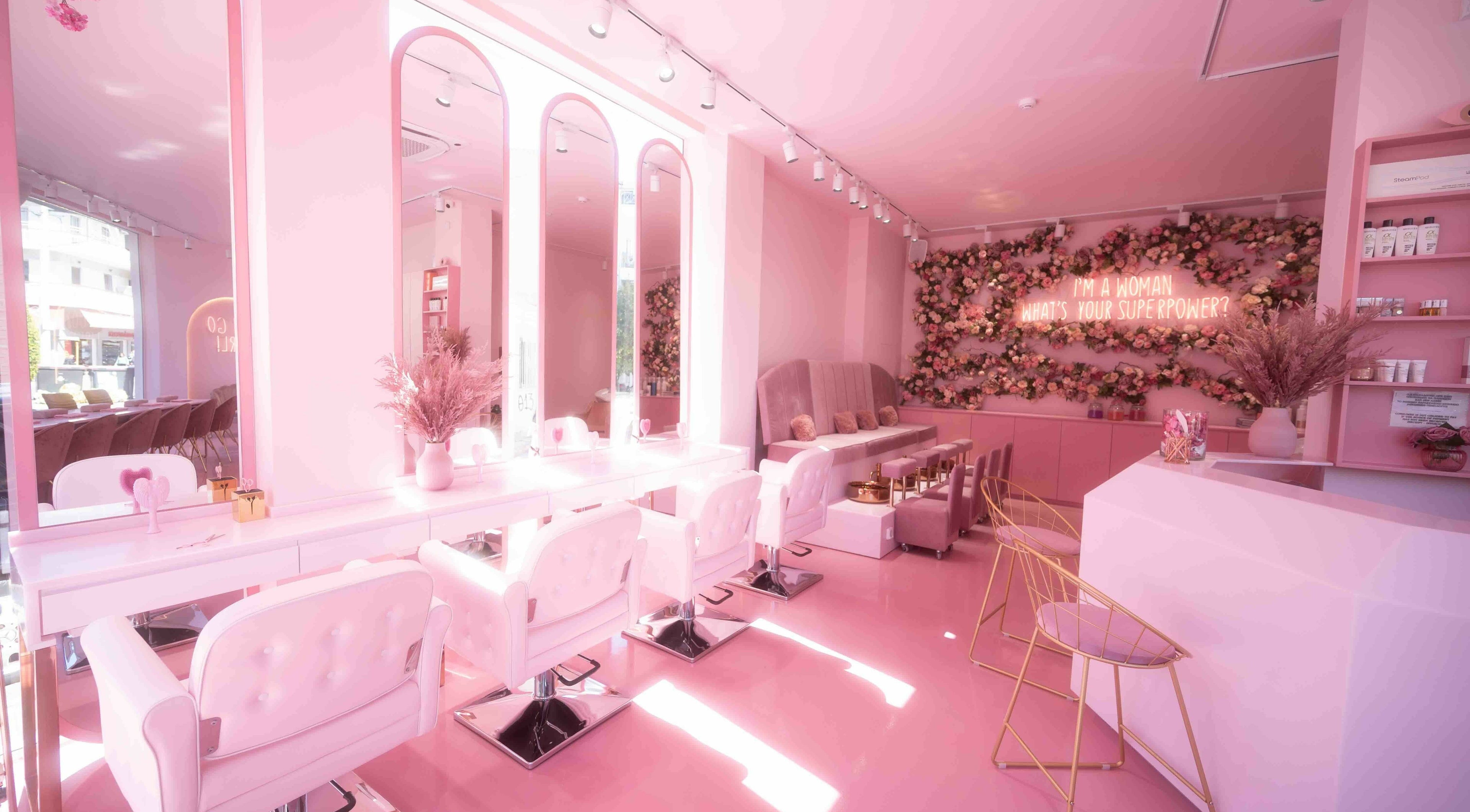 Εσωτερικό Melrose Beauty Bar, κομψός ροζ χώρος ομορφιάς, Αθήνα, Ελλάδα, GR.