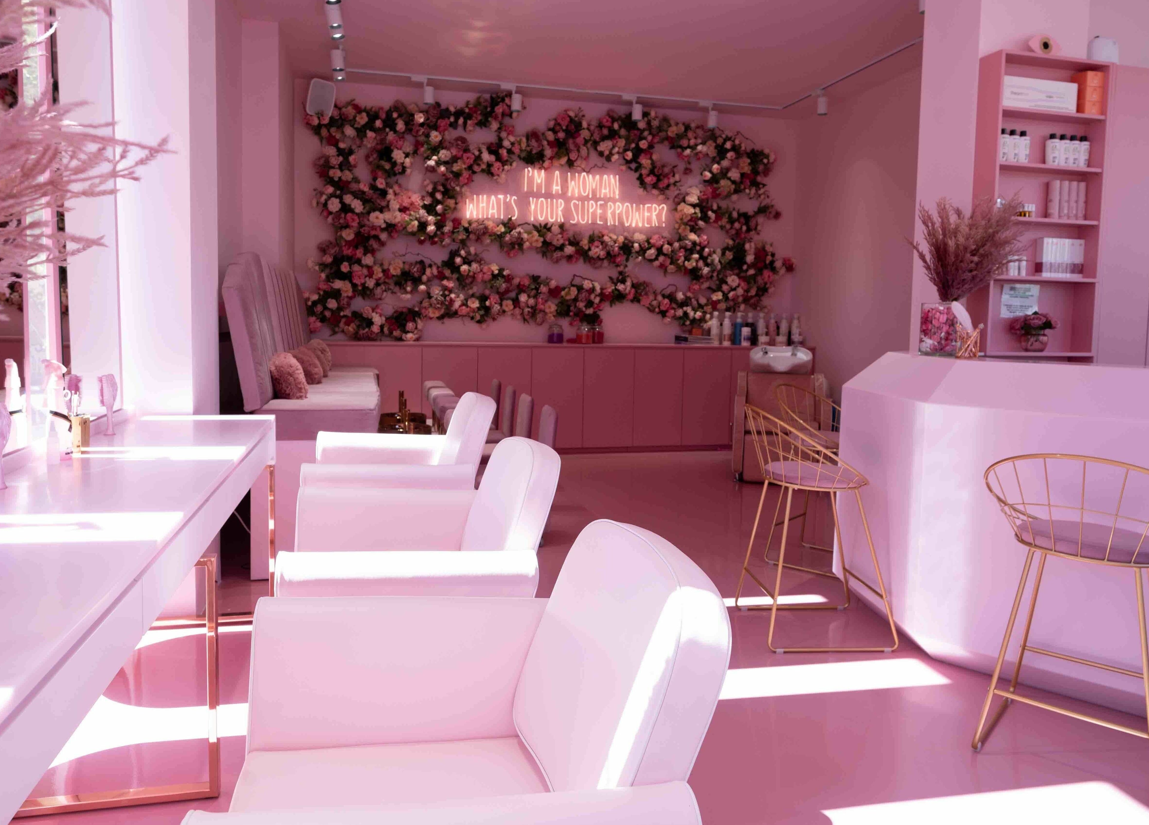 Εσωτερικό του Melrose Beauty Bar στην Αθήνα, Ελλάδα, GR, με κομψή ροζ διακόσμηση και λουλούδια.
