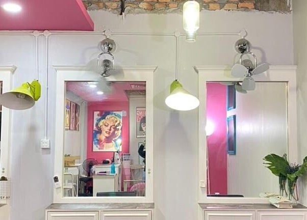 Modern salon mirrors at Dashing Diva Shah Alam, Selangor, MY, with vibrant decor and greenery.