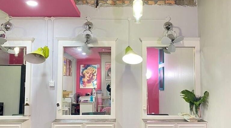 Modern salon mirrors at Dashing Diva Shah Alam, Selangor, MY, with vibrant decor and greenery.