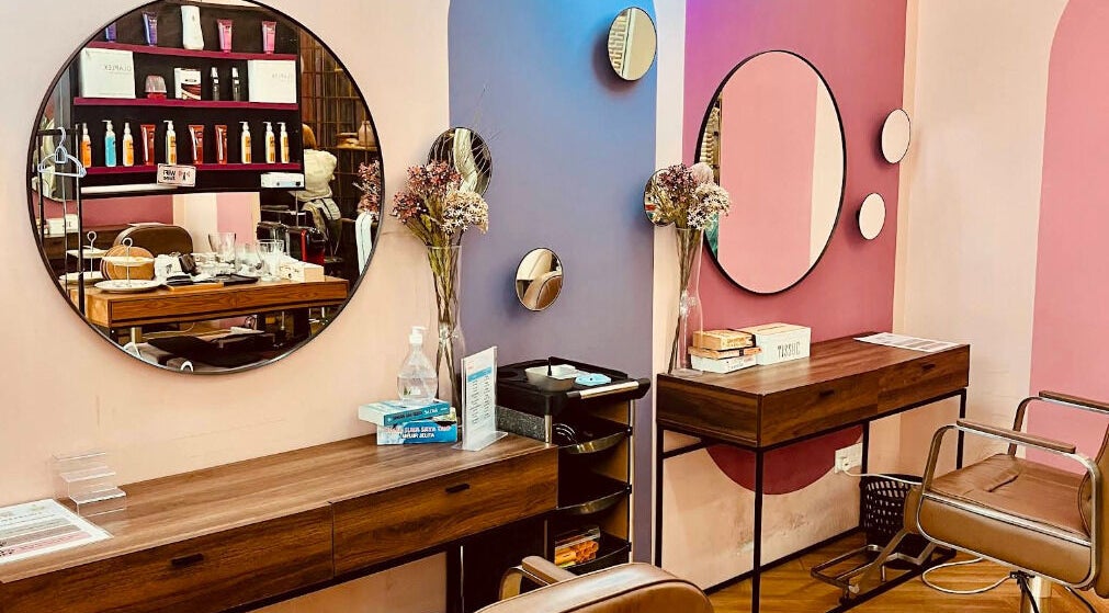 Modern salon interior with mirrors and stylish decor at Dashing Diva Plaza Damas, Kuala Lumpur, Wilayah Persekutuan Kuala Lumpur, MY.