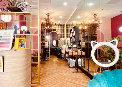 Elegant beauty salon at Dashing Diva Plaza Damas in Kuala Lumpur, showcasing modern decor and stylish elements.