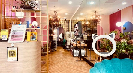 Elegant beauty salon at Dashing Diva Plaza Damas in Kuala Lumpur, showcasing modern decor and stylish elements.