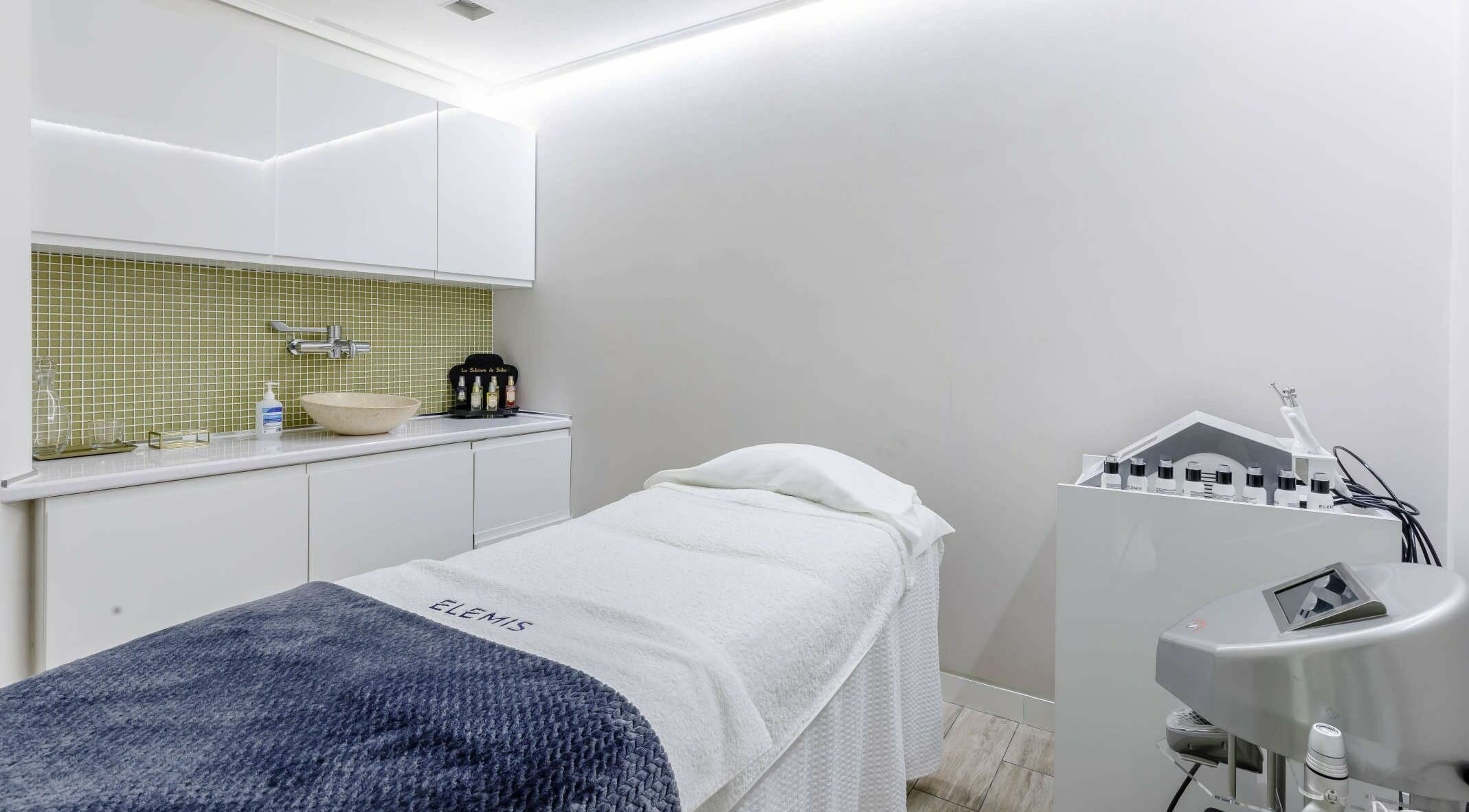 Luxurious treatment room at Kensington Medispa, London, England, GB, featuring elegant spa bed and modern decor.