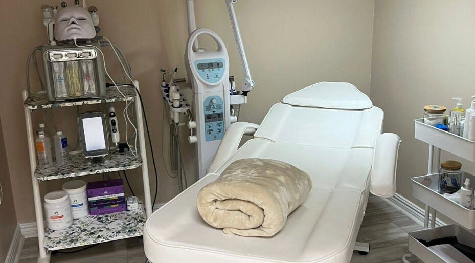 Comfortable treatment room at Harmony Medical Spa in Doral, Florida, US, featuring advanced skincare equipment.