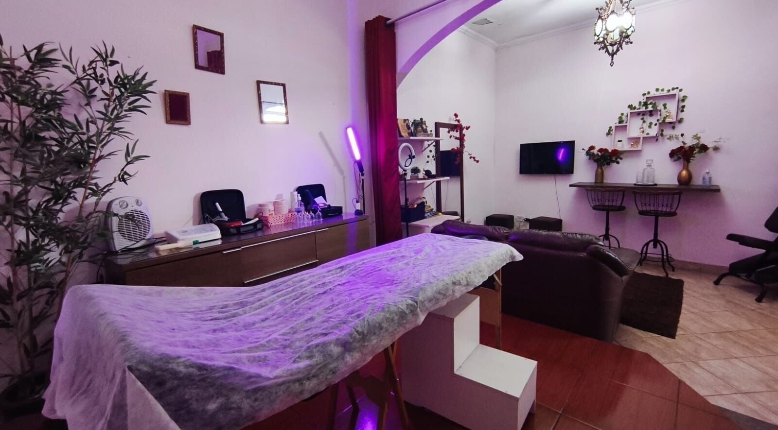 Sala de terapia acolhedora em Thânyla Mello Massagem, Terapias & Estética, Jacarei, São Paulo, BR.