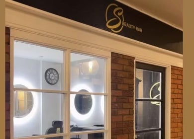 S Beauty Bar exterior with glowing mirrors in Northampton, England, GB.