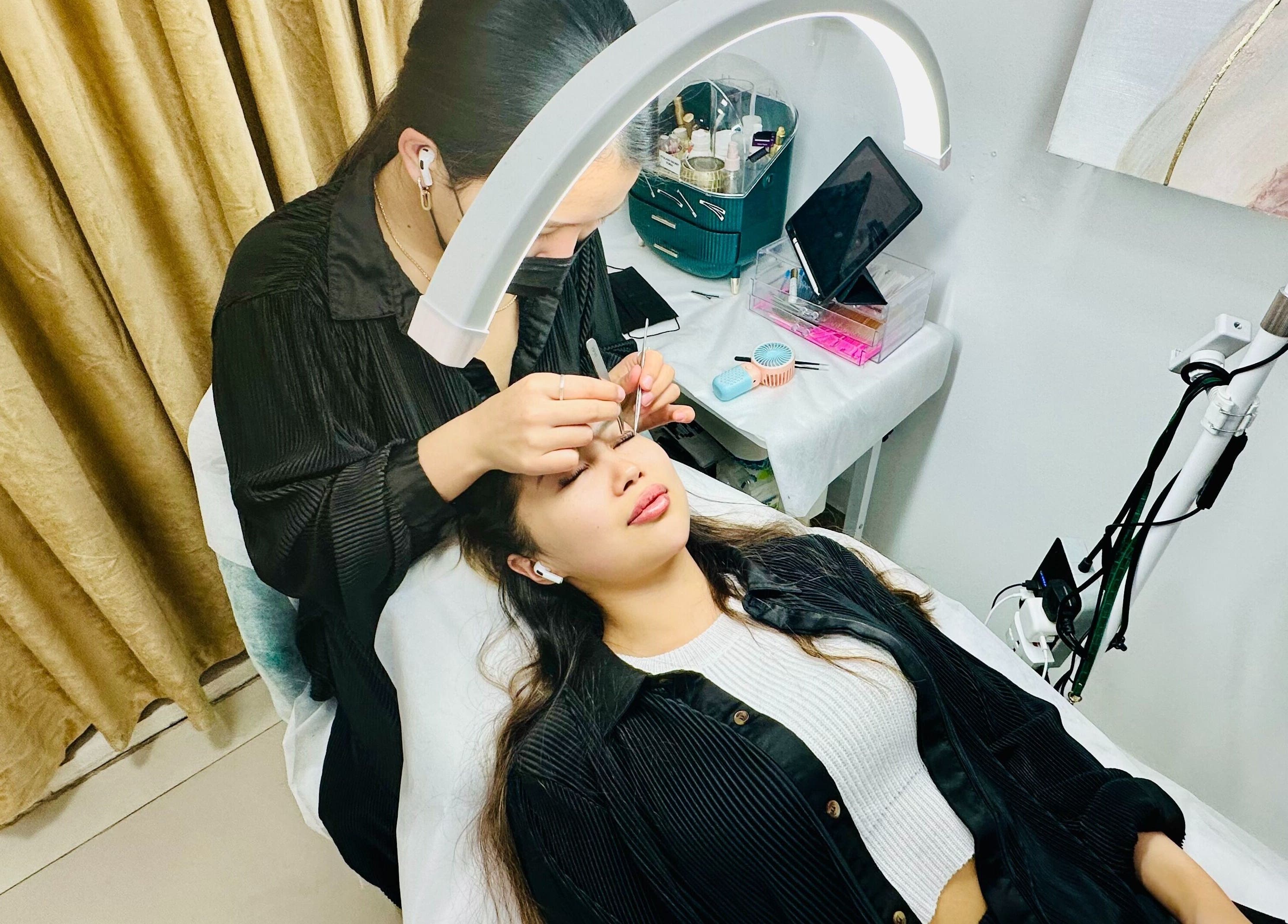 Eyelash extension service at Eyelash Secret Ladies Salon Damac Voleo, Dubai, AE, showcasing skilled application.