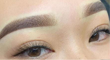 Perfectly manicured brows at VitaBrows PMU & Lash in Miami, Florida, US showcasing expert microblading.
