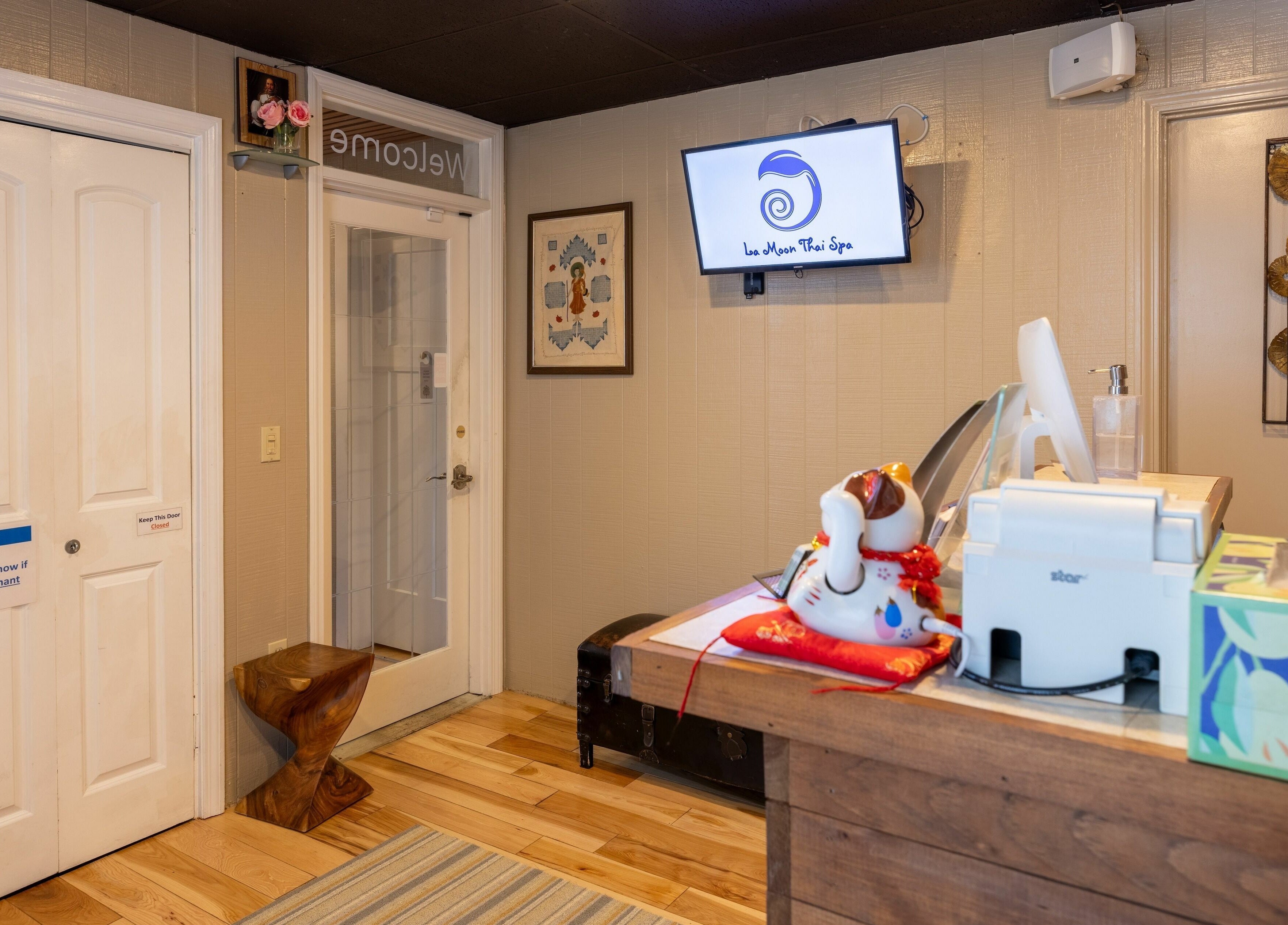 Reception area at La Moon Thai Spa Cambridge in Massachusetts, US, showcasing a welcoming and elegant design.