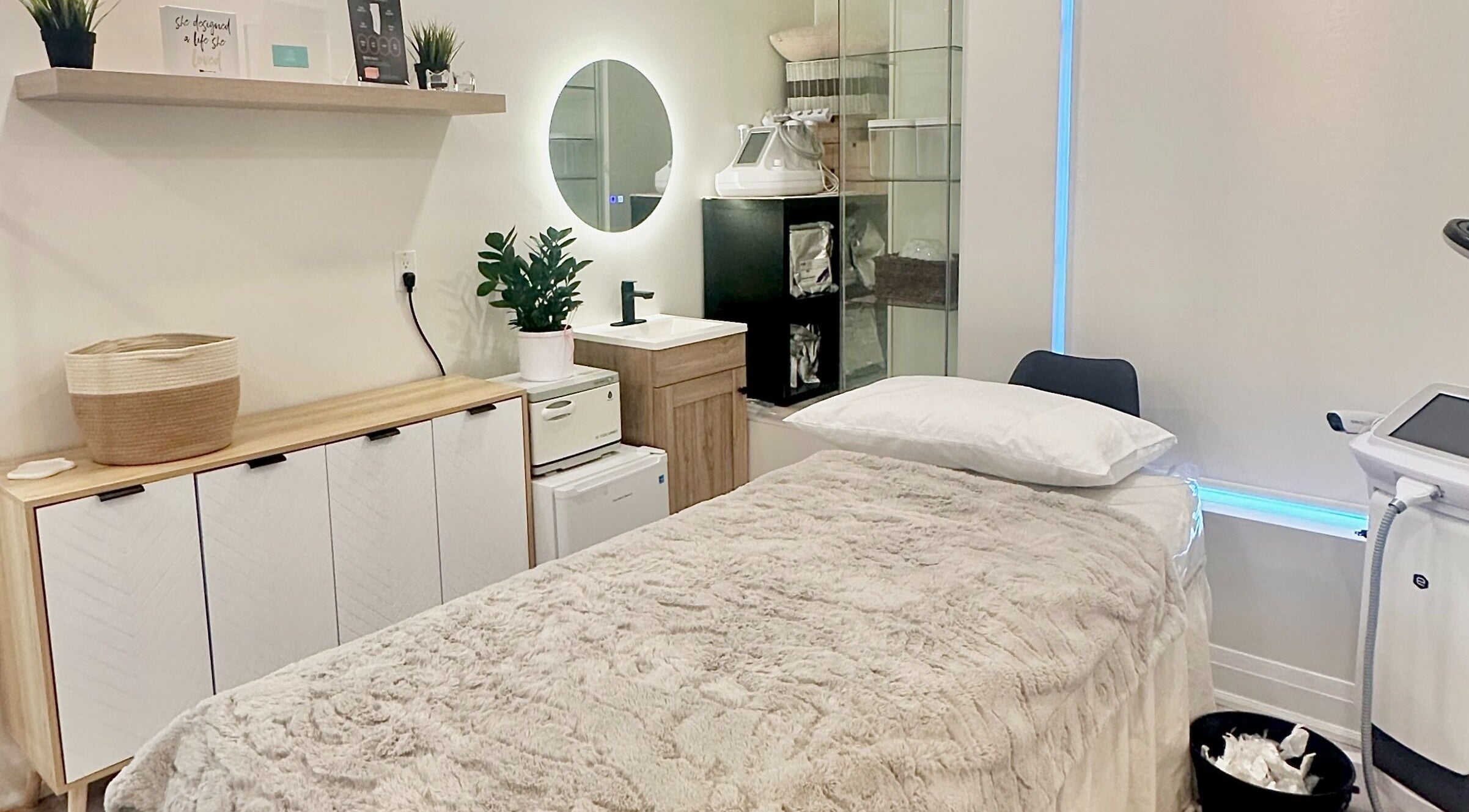 Relaxing spa room at SPAMUZE in Toronto, Ontario, CA with luxury linens and modern decor.