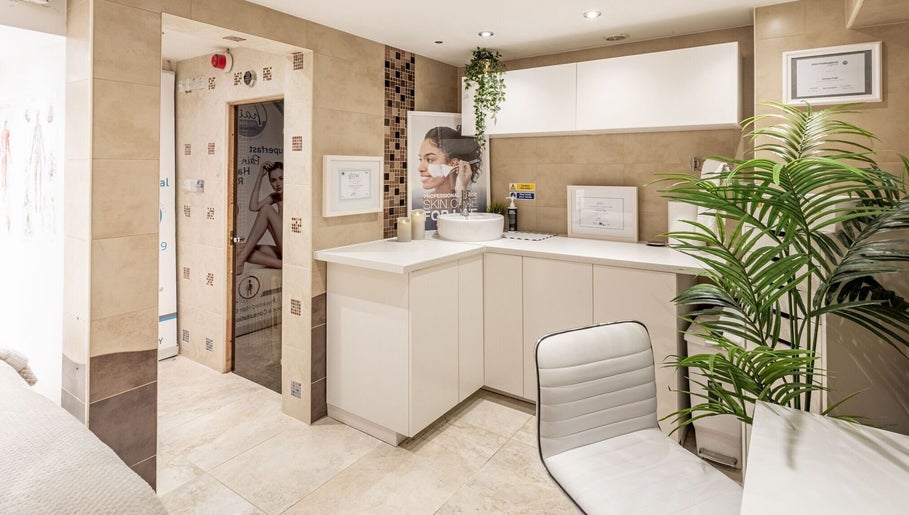 Elegant treatment room at Anir Anun Clinic, London, England, GB, featuring modern decor and plush seating.