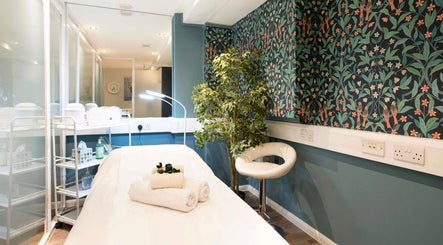 Calming therapy room at Anir Anun Clinic with leafy decor, London, England, GB.