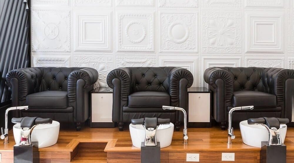 Elegant pedicure chairs at Studio De Beaute Chantelle in Montréal, Québec, CA, exude luxury and comfort.