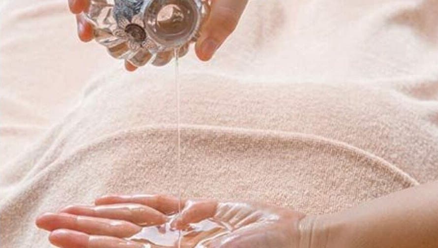 Relaxing oil massage at Azazua Palace, SELAMA, PERAK, MY. Perfect for rejuvenation and wellness.