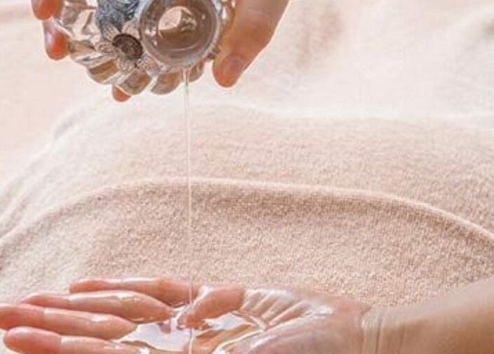 Relaxing oil massage at Azazua Palace, SELAMA, PERAK, MY. Perfect for rejuvenation and wellness.