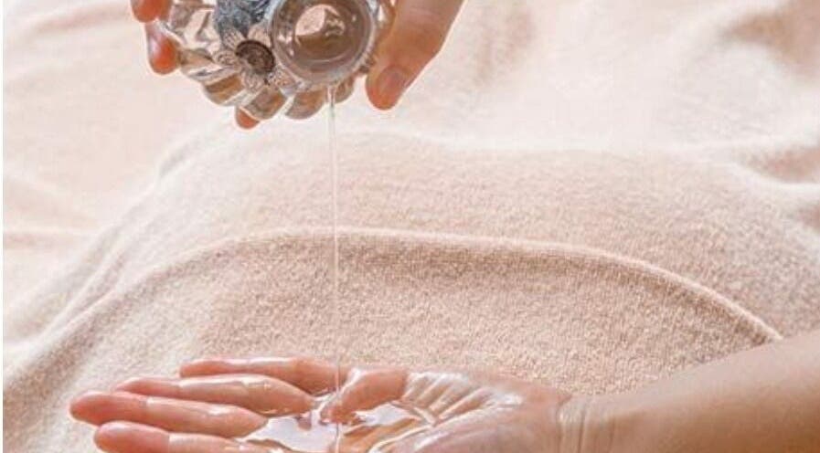 Relaxing oil massage at Azazua Palace, SELAMA, PERAK, MY. Perfect for rejuvenation and wellness.