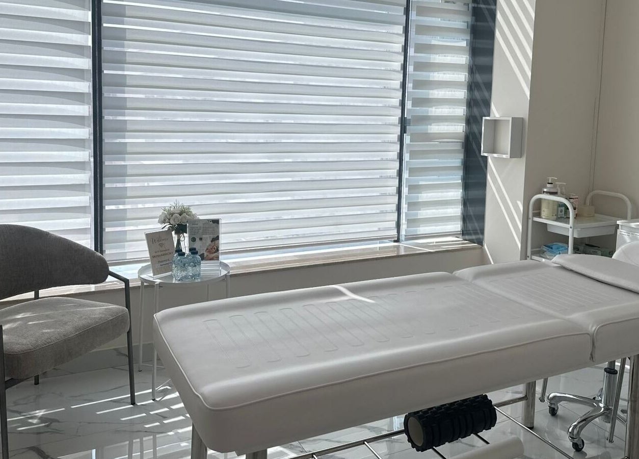 Relaxing treatment room at Skin Harmony Beauty Salon, Dubai, Dubai, AE, featuring a comfortable bed and seating.